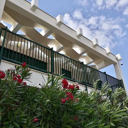 Queen Beach Apartments นิน ภายนอก รูปภาพ