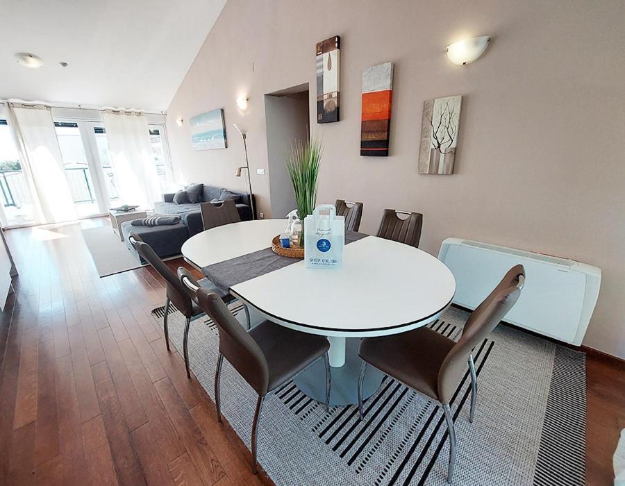Queen Beach Apartments นิน ภายนอก รูปภาพ