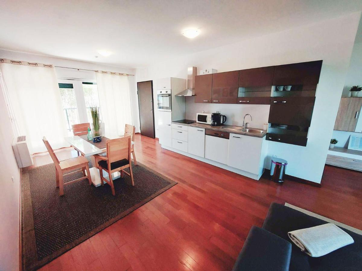 Queen Beach Apartments นิน ภายนอก รูปภาพ