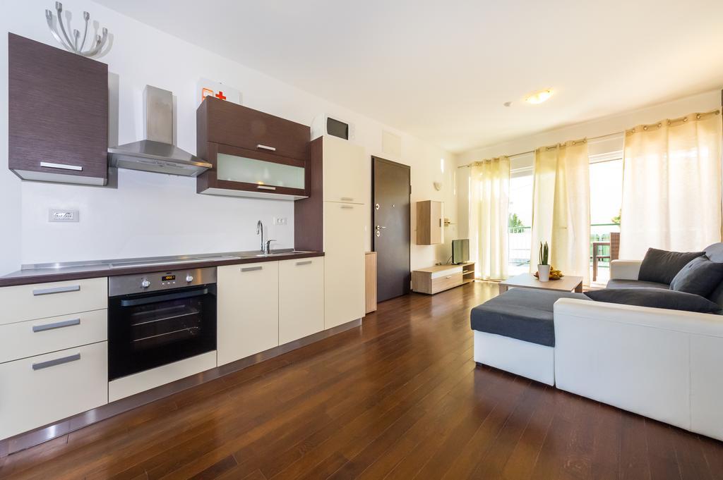 Queen Beach Apartments นิน ภายนอก รูปภาพ